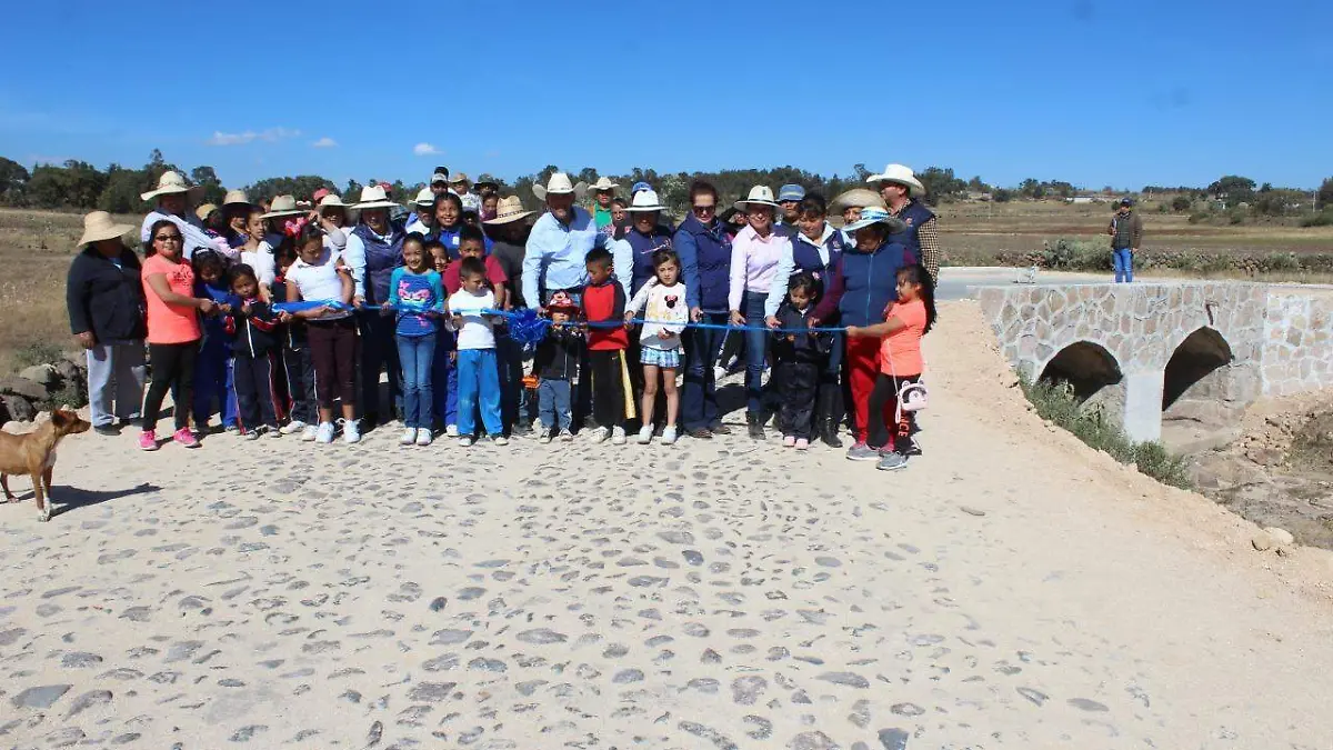 Habitantes agradecieron las inversiones del alcalde para la mejora de las comunidades. Foto Comunicación Amealco.